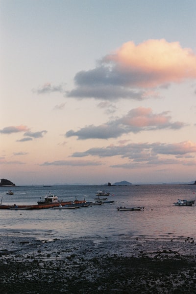 海滩上船只的风景照片